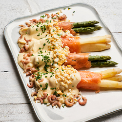 Rouleaux d'asperges vertes à la sauce hollandaise