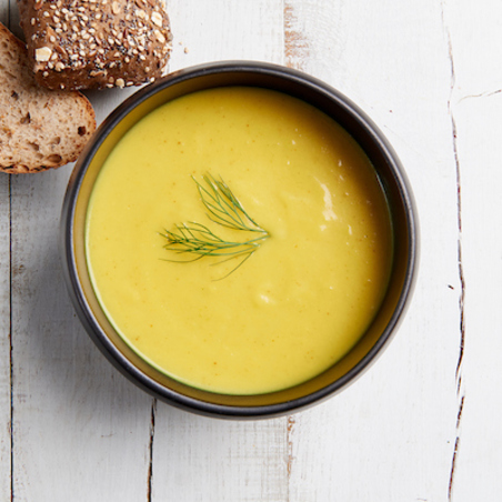 Soupe de chou-fleur avec du citron et du curcuma