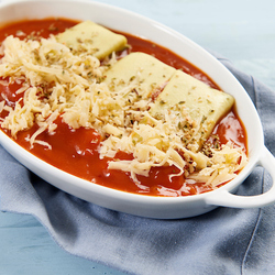 canneloni avec de la viande de veau hachée et de la sauce tomate