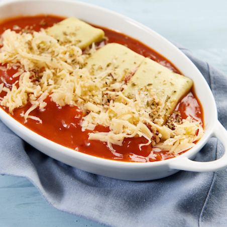 canneloni avec de la viande de veau hachée et de la sauce tomate