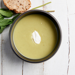 Soupe de courgettes avec de la ricotta & de la menthe