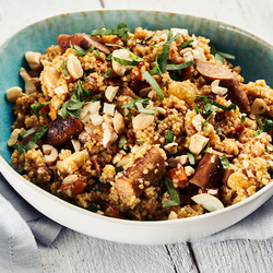 Salade de couscous avec des merguez
