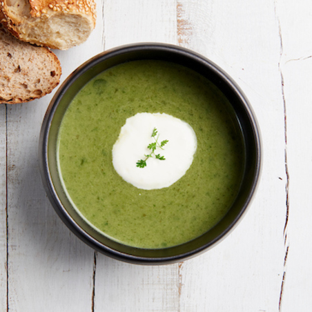 Soupe rafraîchissante de petits pois, d’oignon de printemps & de la menthe avec un gâteau au parmesan