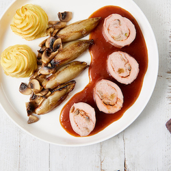 Gevulde kalfsrollade Diane saus en witloof