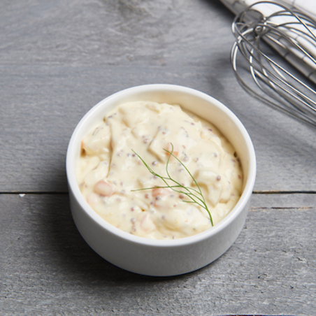 sauce de moutarde à l’ancienne avec des légumes fins