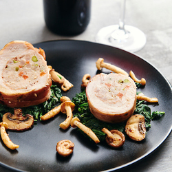 Roulé de filet de poulet avec sauce aux échalotes