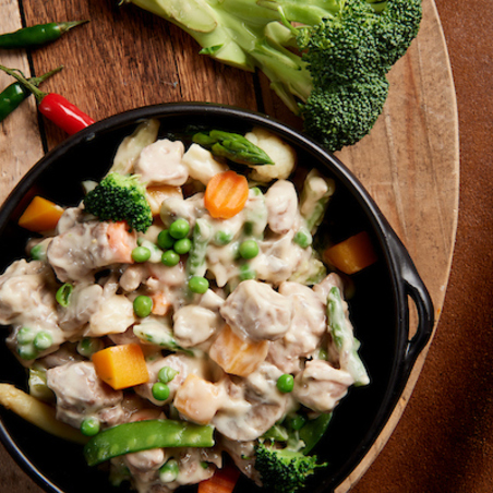 « stew » à la dinde avec des légumes de printemps