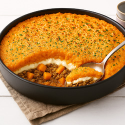 Kippengehaktschotel met een korstje van zoete aardappel