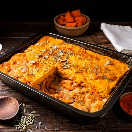 Kippengehaktschotel met een korstje van zoete aardappel