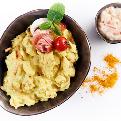 Ragoût de poulet au lard, curry et légumes