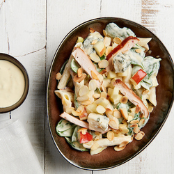 Salade de pâtes avec du poulet fumé et du gorgonzola