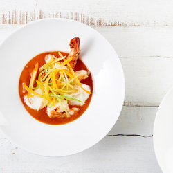 Staartvis en scampi's in een vissoepje