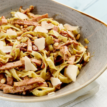 tagliatelle avec du pesto et du jambon