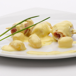 Tongrolletjes met spek in sauce Veronique