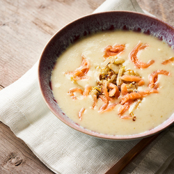 Potage aux chicons avec des lamelles de saumon fumé