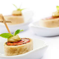 Zalmrolletjes met rode pesto