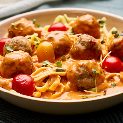 Tagliatelli met balletjes in Tomaat-Basilicumsaus