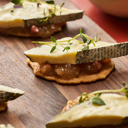 Gaufrette au beurre avec fromage bleu et confiture d’oignons au bacon