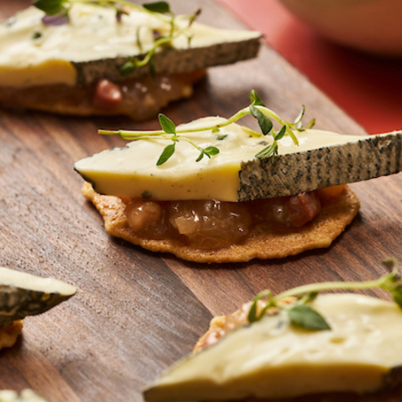 Gaufrette au beurre avec fromage bleu et confiture d’oignons au bacon