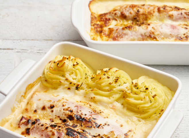 Deux plats de gratin de pommes de terre sur une table en bois