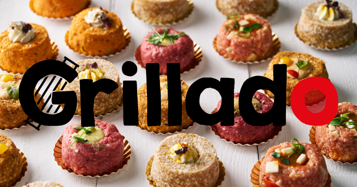 Burgers artisanaux Grillado au four avec garniture au fromage, présentés en vitrine – Rejo Spices